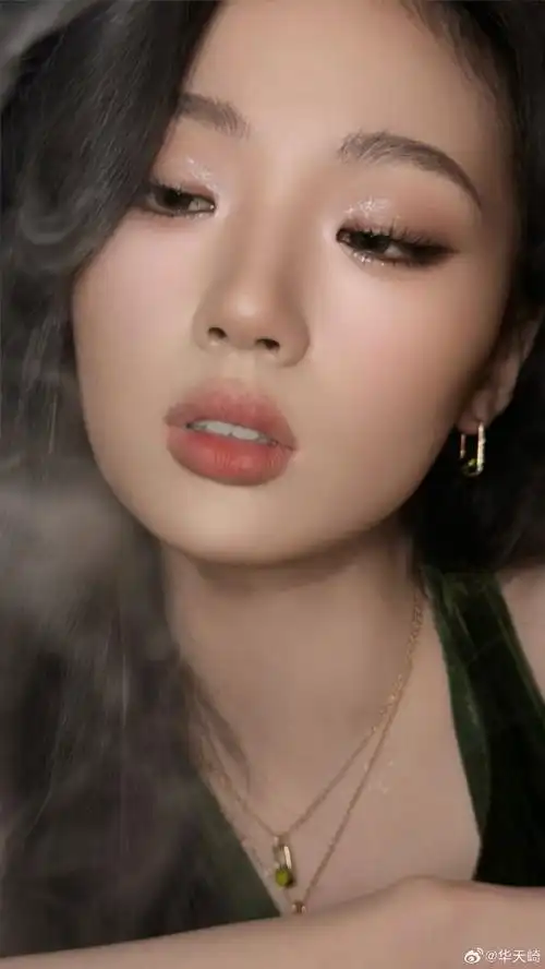 春晚明星妆容大赏##单依纯新年鎏金眼妆##化妆师华天崎##华天崎工作