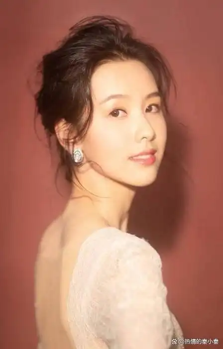 最近,被誉为"纯欲"天花板的29岁女明星陈都灵,引起了广泛关注.