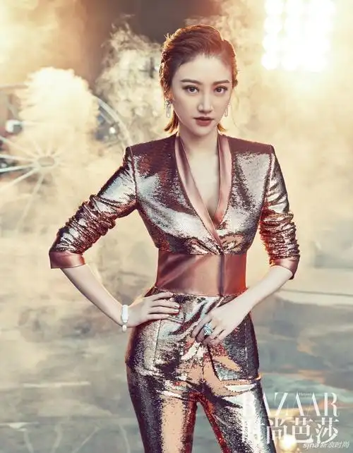 景甜登《时尚芭莎》冷艳演绎未来感大片