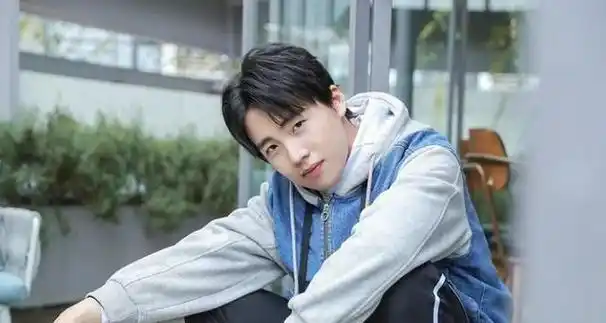 【陈飞宇】陈飞宇,一个"星二代"光环下的新星,自出道以来就备受瞩目