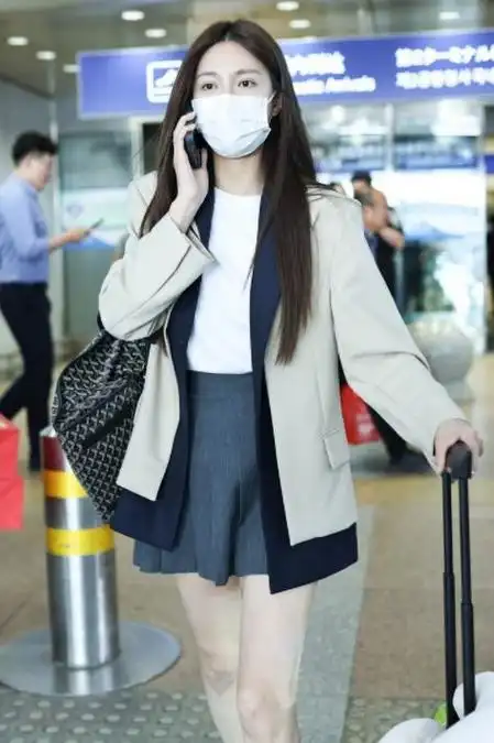 沈梦辰最新机场装扮曝光靓丽非凡惊艳全场