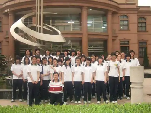 【你在哪】上海校服简史,从一张1980年大同中学前的照片说起