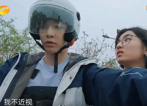 张子枫戴张艺兴的眼镜,看到造型后网友:满满的文艺范儿!_腾讯新闻