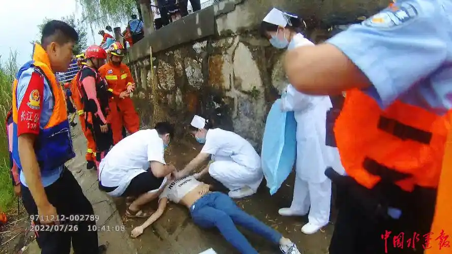 安徽安庆警防溺水水特警联动成功救助落水群众9人