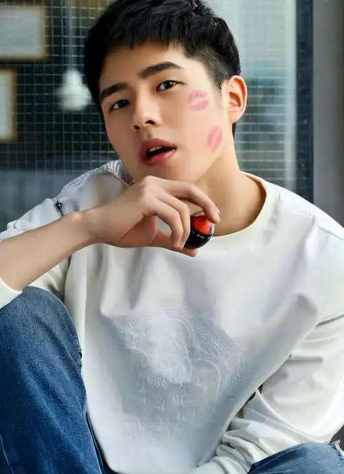 刘昊然演员特点(小虎牙是刘昊然少年感最强的标志笑起来像邻家的弟弟)