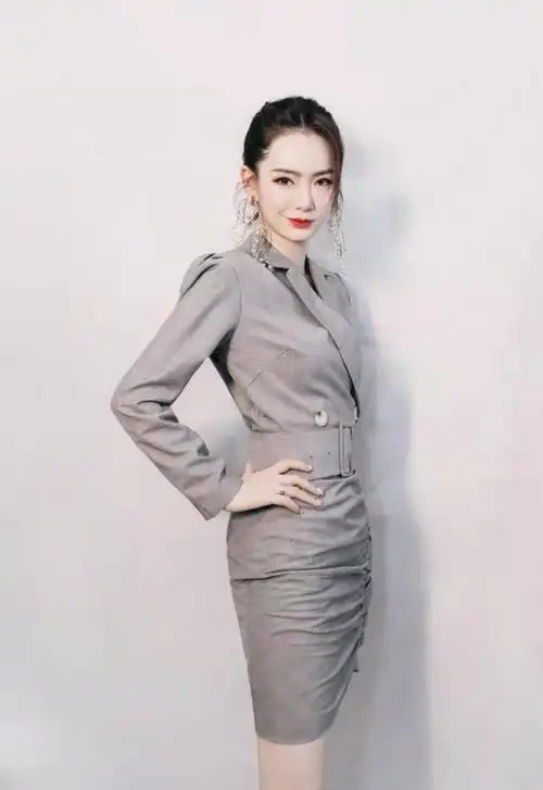 结婚六周年发微博秀恩爱,戚薇灰色职业装知性,九连环耳环抢镜