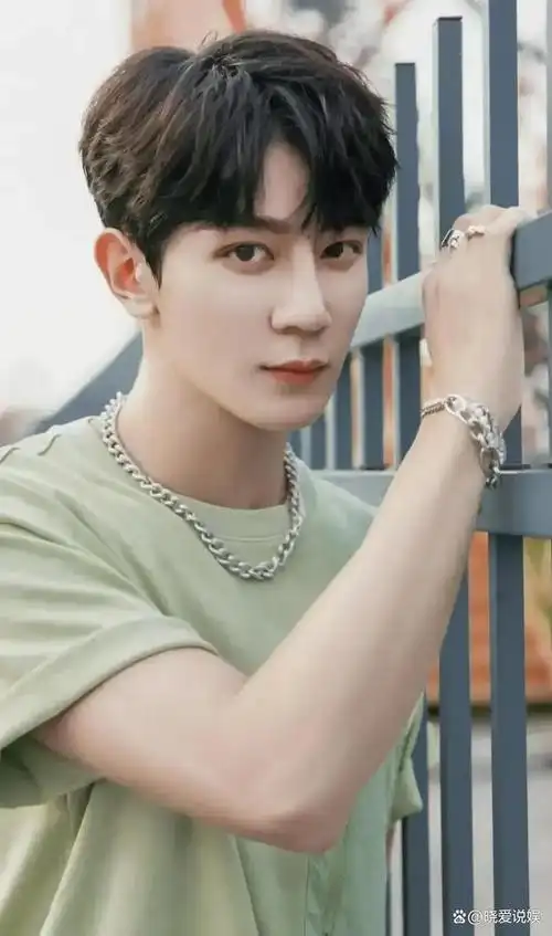 夏之光机场怒斥代拍开闪光灯拍摄你别再闪了你过来