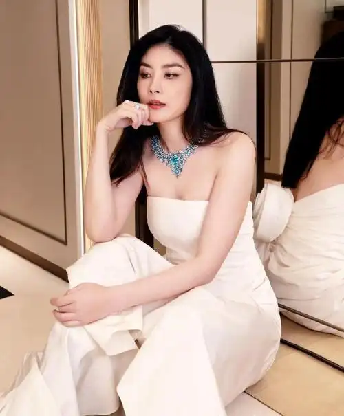 50岁女星陈慧琳出席活动打扮干爽精练从容端庄大气利落