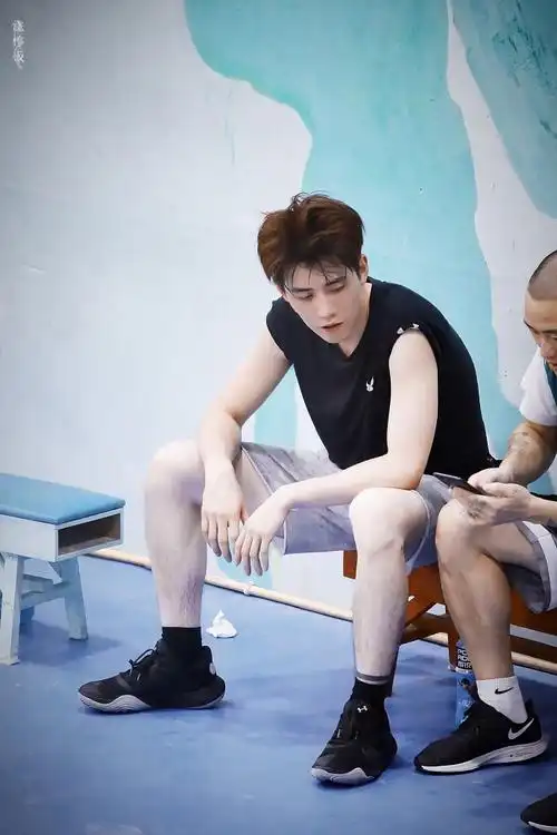 任豪连进三分球##哈里斯为任豪打call