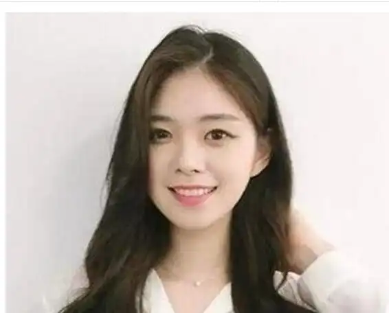 女生,她选择的女孩三七分头是这一种好看的小披发,只需要把一侧的刘海