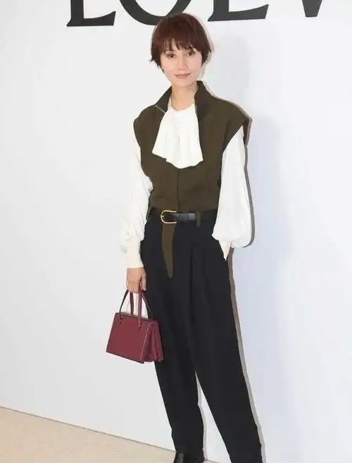 袁泉从不刻意秀身材松垮长裙看似臃肿意外慵懒舒适太高级