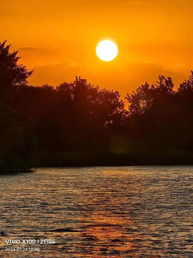 今天的傍晚,我又去江边散步,先看看夕阳西下,再看看天上的飞机
