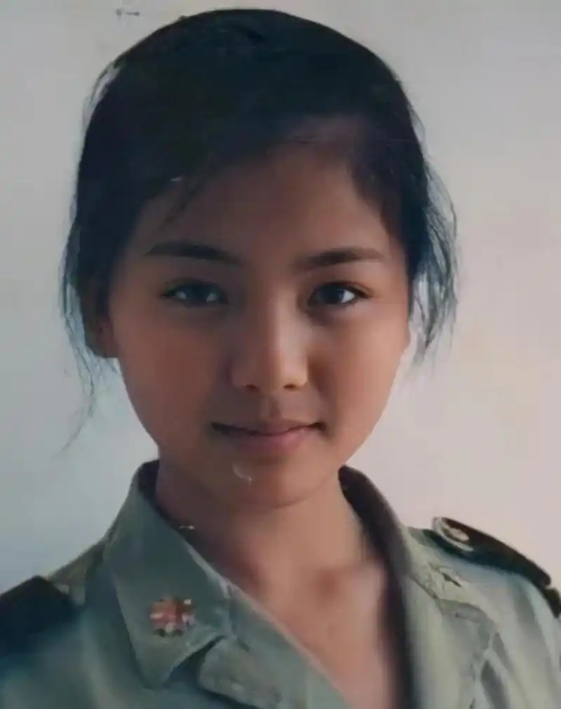 身材给了军装,发型给了军帽,年轻时在部队文工团的刘涛青春靓丽