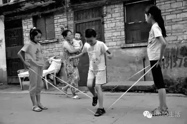 老照片怀念80后的童年游戏娱乐,你亲历过几项?