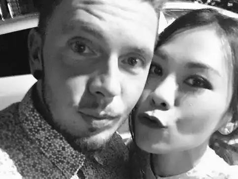 蔡健雅与外国男友大秀恩爱在埃菲尔铁塔下热吻图