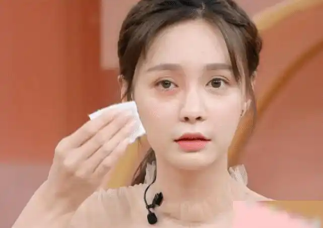 沈梦辰卸妆后黑到认不出晒全素颜照吓跑网友连脖子都没能幸免