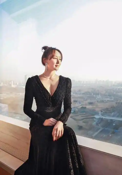 阔太胡静越来越胆大西装外套内搭抹胸太清凉美的高级