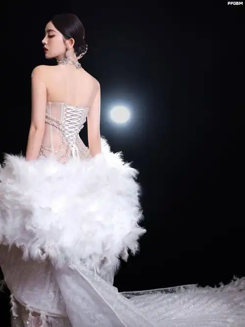 古力娜扎出席vogue时尚盛会身着珍珠羽毛透视裙展现魅力