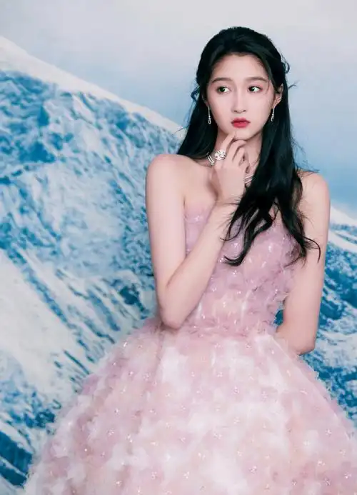 关晓彤穿粉色抹胸花朵裙肩颈线条优越