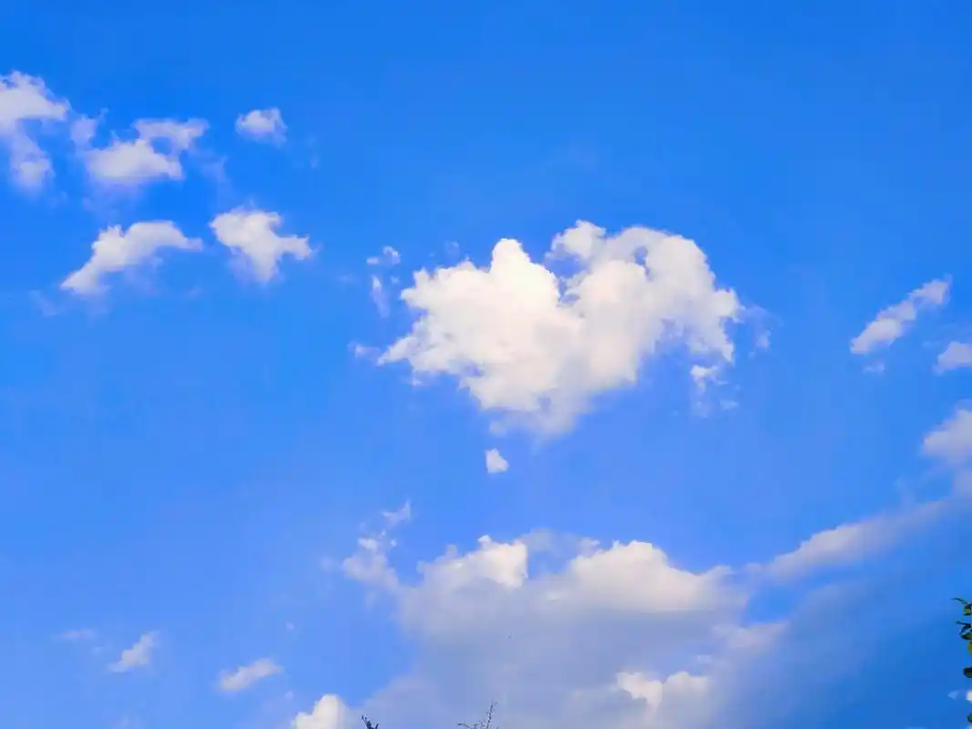 "天空的浪漫 爱心云朵占一半."78 #天空#爱心云真的好浪漫 - 抖音