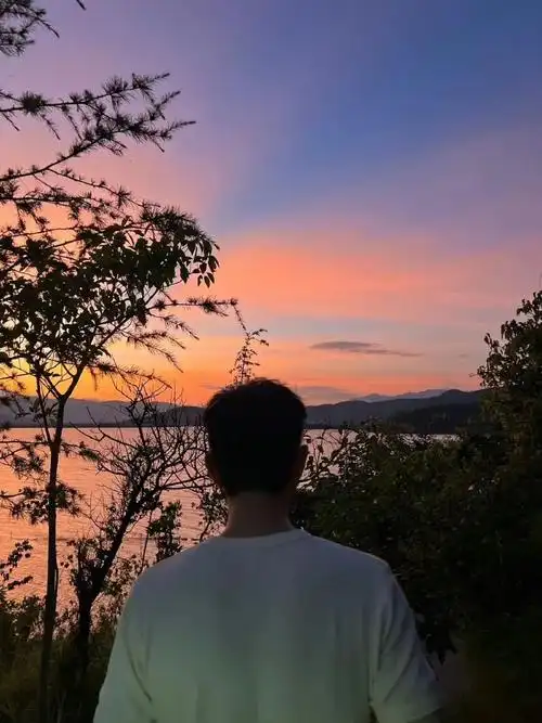 背影##李现说谢之遥来咯#李现更博并上传了背影照,背影照很有男友感