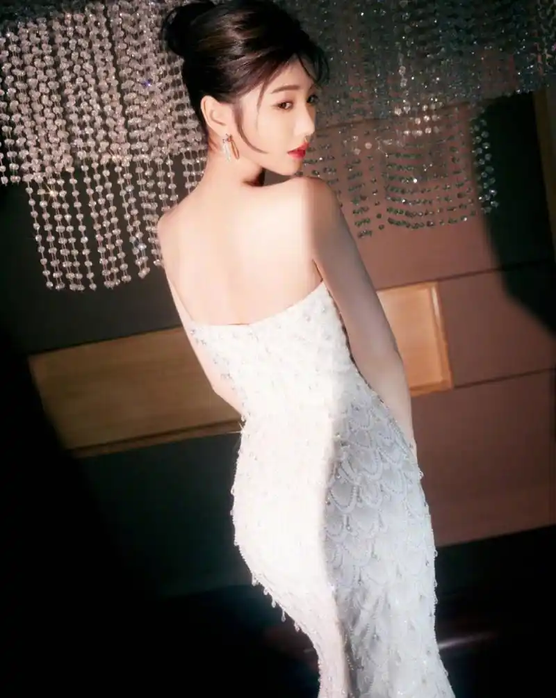 毛晓彤一袭抹胸白裙,搭配简约盘发,大秀美背,肌肤白皙细腻,眉眼灵动
