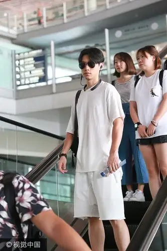 魏晨脚穿米白色系带休闲运动小白鞋.  图片来源:mk/视觉中国