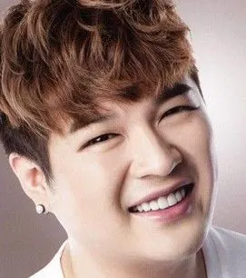 让胖脸男生也可以因为这款卷发短发发型更加帅气可爱