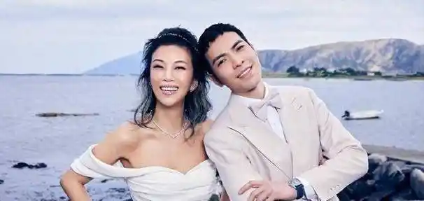 胡歌与妻子罕见同框,一同外出到超市大采购,夫妻二人分工明确_胡佳