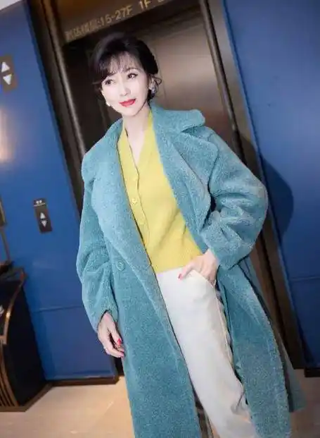 70岁赵雅芝近照,状态如初,不过照片明显p过了,美颜滤镜加持