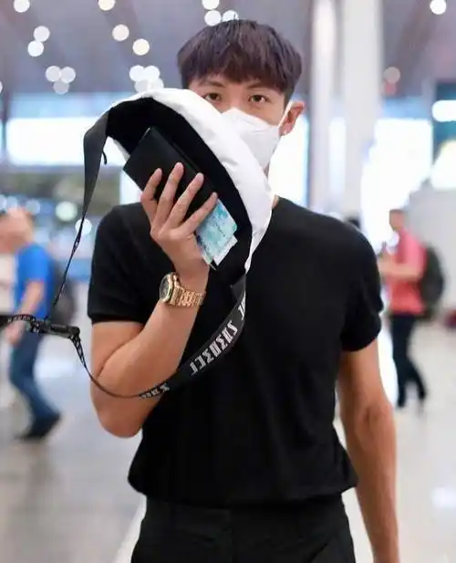 t恤修身的设计小秀肌肉饱满的身材曲线,看得出来,柯震东也是一个酷爱