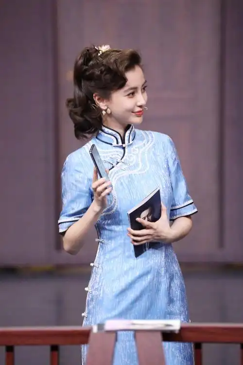 饱满型身材穿旗袍是啥样看张雨绮穿亮色旗袍美得很高级