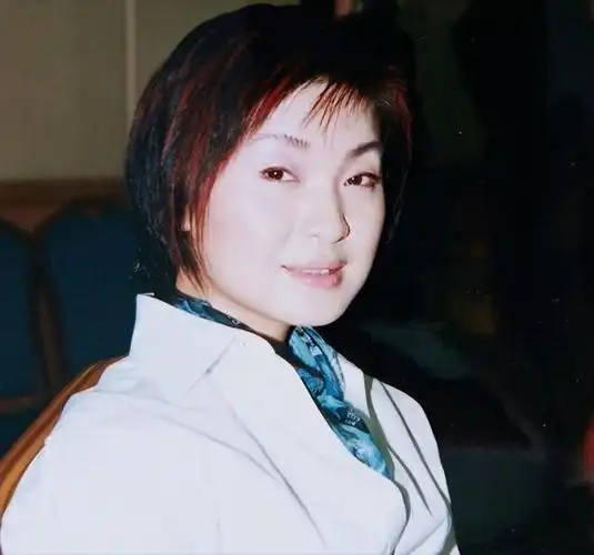 回顾常回家看看陈红上过11次春晚背叛婚姻后隐退如今怎样