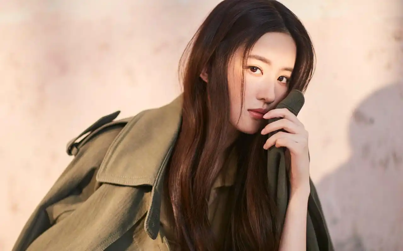 《南烟斋笔录》杀青,刘亦菲一袭红衣惊艳众人,网友:美过小龙女