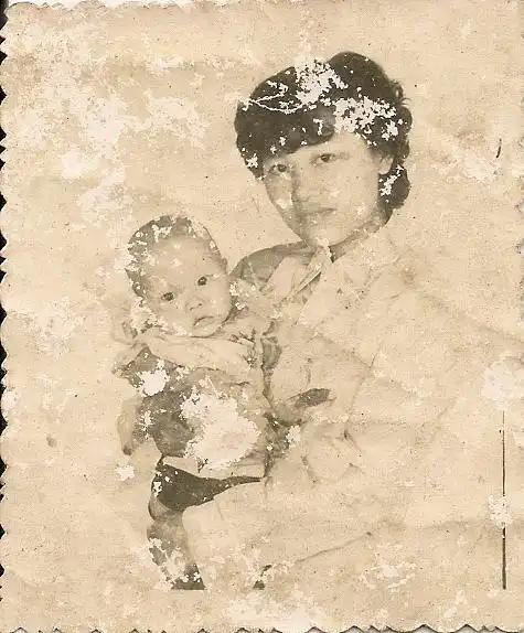 褪色的旧照片?附图一张,哪位高手可以帮我修好啊?多谢!