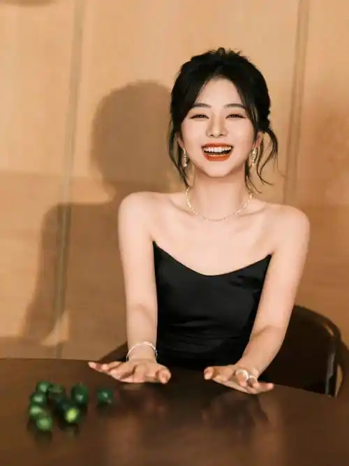 被谭松韵惊艳了!穿白色抹胸裙凸显傲人身材,换个风格差点认不出