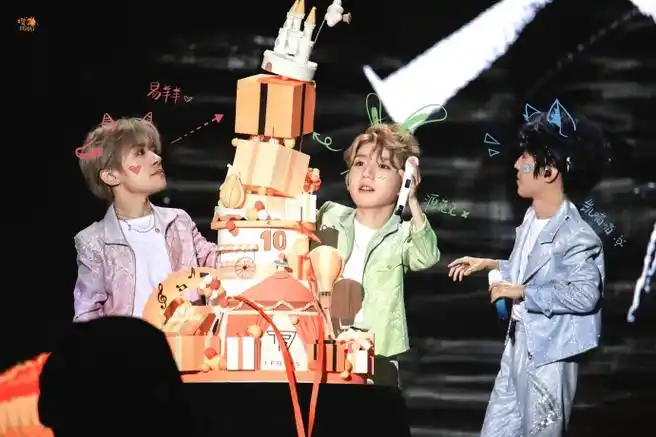 爱 资 讯  09"天,蛋糕倒了""用笑一笑掩饰一下尴尬吧""我们拼好了