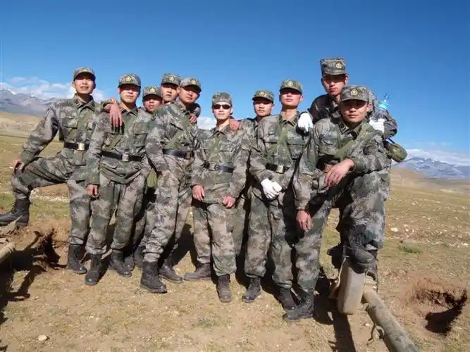 求一张带着钢盔的军人的侧脸特写照片