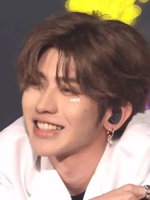 蔡徐坤的笑真的很治愈