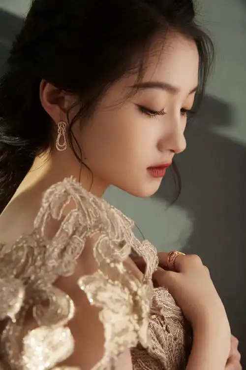 关晓彤红裙绝美##春楠给关晓彤化的新年好运妆