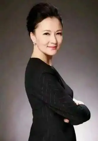 每个行业都有自己的发展历程,这一点主持人也不能例外,现在她已经是五