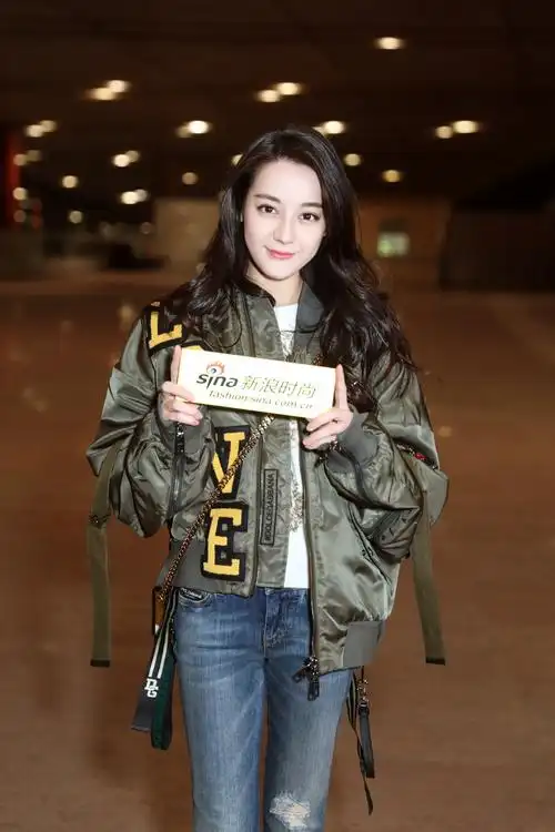 迪丽热巴启程dg米兰秀 机场街拍活泼灵动