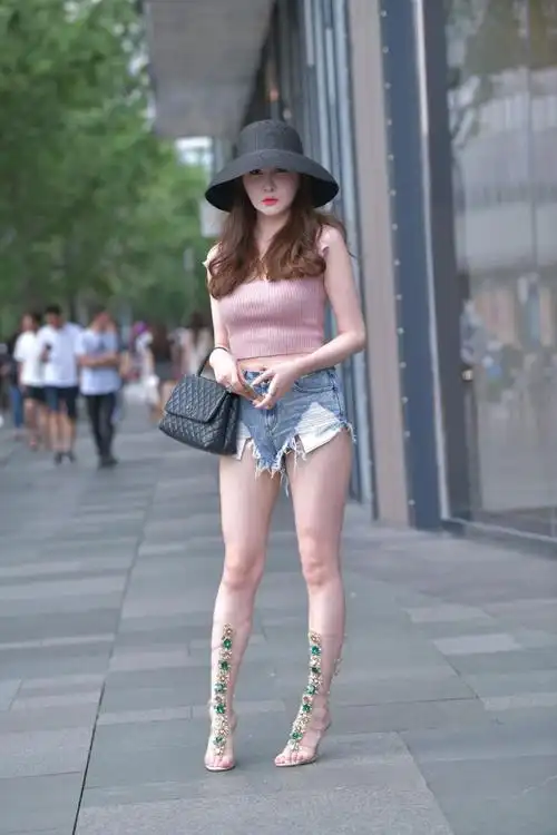 美女街拍夏天街头的灵魂单品非短裤莫属一条好看的短裤清凉又时髦