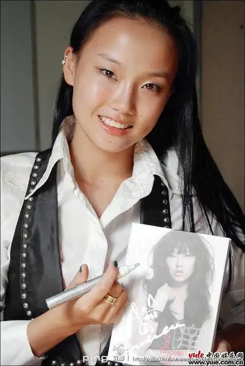 黄龄这张感觉妆有点不太对,但是喜欢她.