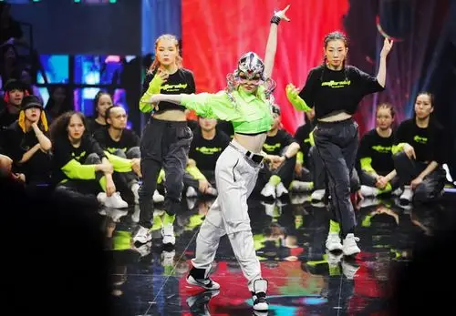 刘雪婧亮相《蒙面舞王》 惊艳舞蹈功底燃炸全场