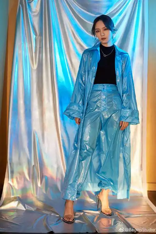 周笔畅一身蓝色雨衣亮相,为爱发声的她突然化身蓝精灵,虽说从头到脚的
