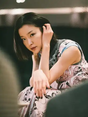 杜鹃拍摄的一组如电影场景般的时尚大片