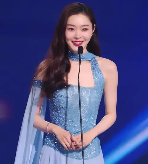 新加坡这一夜,张雨绮勒出的赘肉,治好了多少女生的身材焦虑