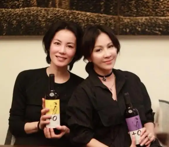 王菲庆52岁生日出手大方连开八瓶高档红酒粉丝求合影一把揽过