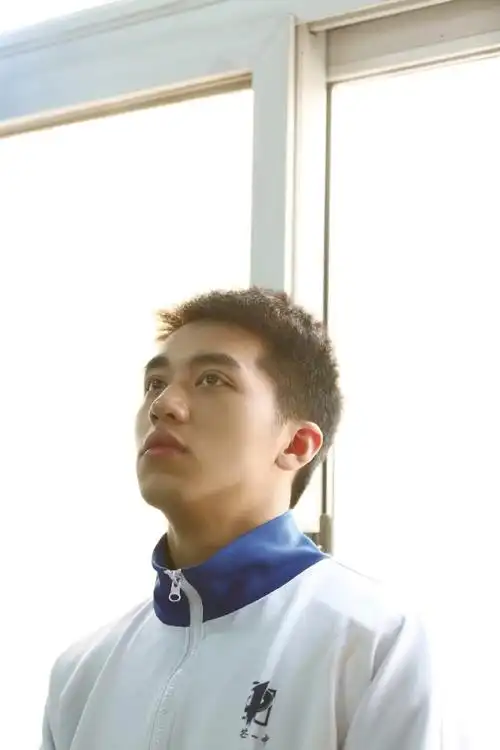 p>许魏洲,1994年10月20日出生于上海市,中国内地